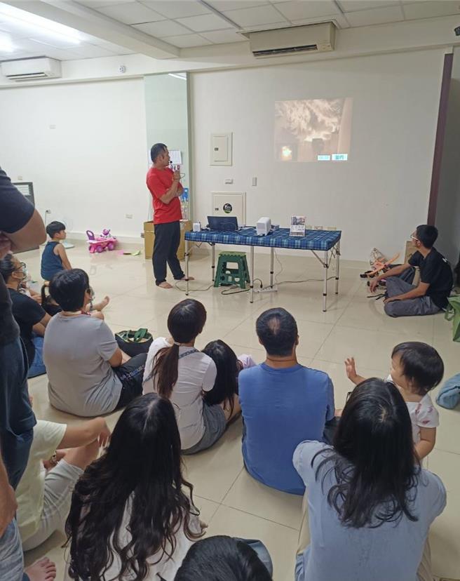 该工作室特别请来官田消防分队队员陈彦志，为民眾讲解安装的注意事项。（官田消防分队提供／张毓翎台南传真）