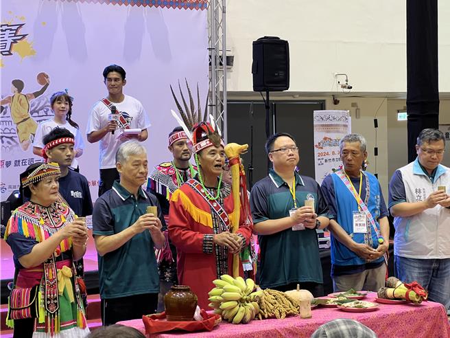 原客青少年三对三篮球赛今年已迈入第3届，24日于新竹市立体育馆举行全国总决赛，开幕式也请来新竹市原住民代表黄少群头目，为球赛祈福。（王惠慧摄）