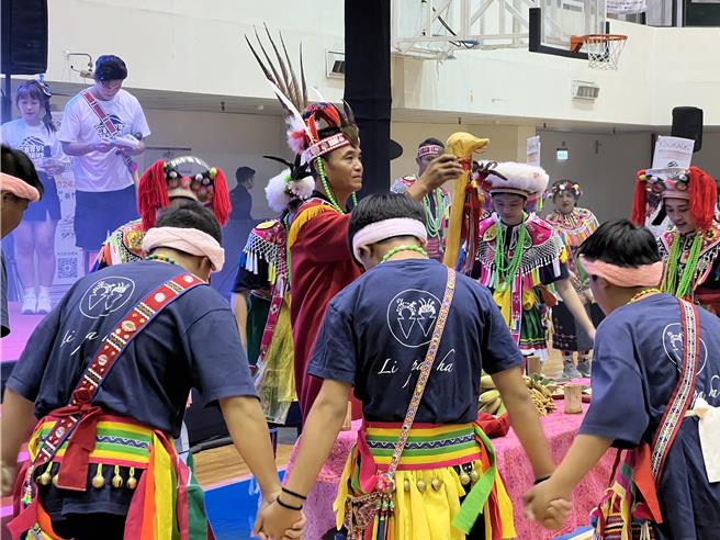 原客青少年三对三篮球赛今年已迈入第3届，24日于新竹市立体育馆举行全国总决赛，开幕式也请来新竹市原住民代表黄少群头目，为球赛祈福。（王惠慧摄）