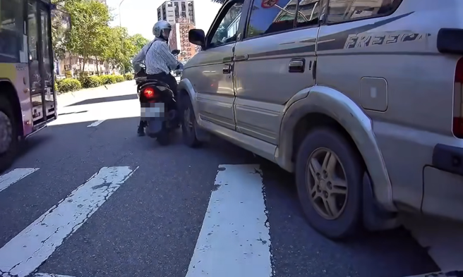 日前有起交通事故，有輛廂型車遭公車擋住急著切出，差點害騎士撞上，豈料，駕駛揮手讓過後，還是發生碰撞。（圖／翻攝自臉書爆料公社二社）