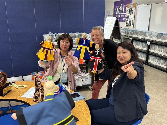 嘉義市志航國小以布袋戲劇演出聞名，也帶上戲偶訪美交流。（嘉義市政府提供／呂妍庭嘉義傳真）