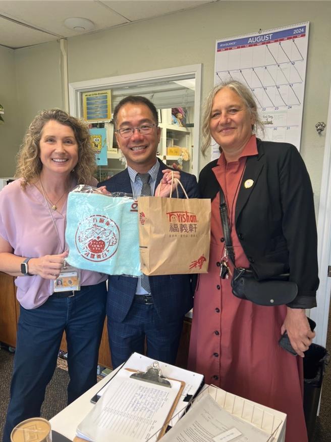 嘉義市大同國小訪美，特地送上嘉義有名的伴手禮與美方分享。（嘉義市政府提供／呂妍庭嘉義傳真）