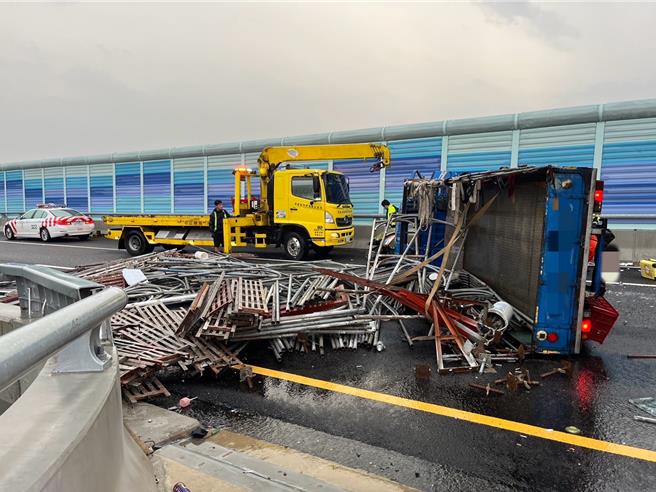 小貨車翻覆。（民眾提供／李京昇台中傳真）