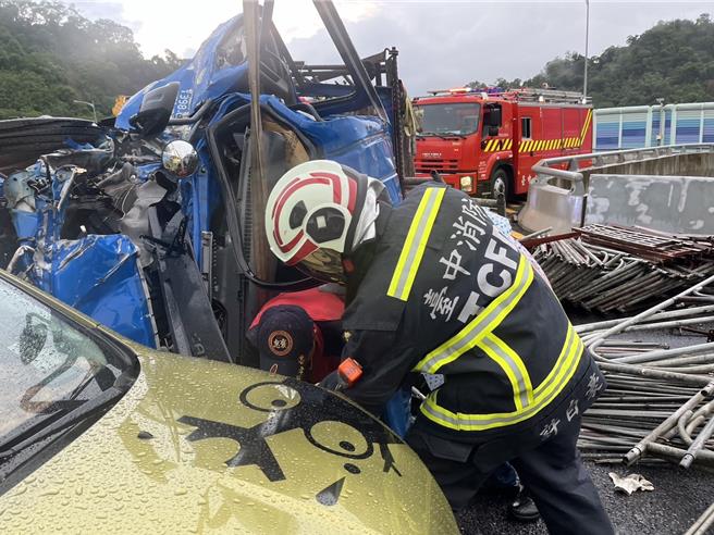 消防人員到場救援。（民眾提供／李京昇台中傳真）