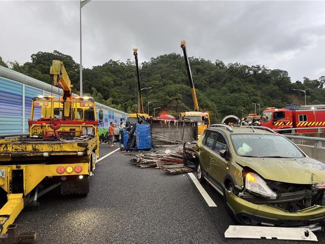 車禍現場一片狼藉。（民眾提供／李京昇台中傳真）