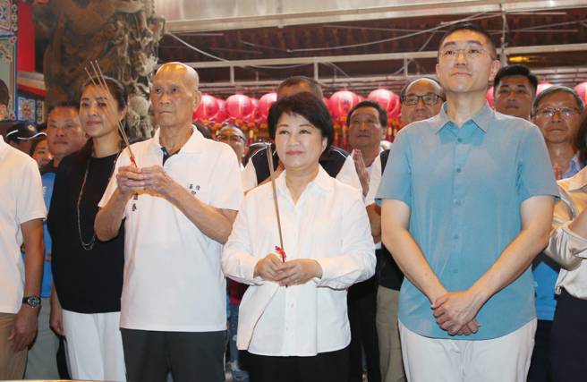 基隆市长谢国梁罢免投票将在10月13日举行，台中市长卢秀燕（前右二）和南投县长许淑华（前左）24日一同在基隆中山区圣安宫合体为谢国梁（前右）造势并参拜祈福，希望大家反对罢免，力挺谢国梁。（赵双杰摄）