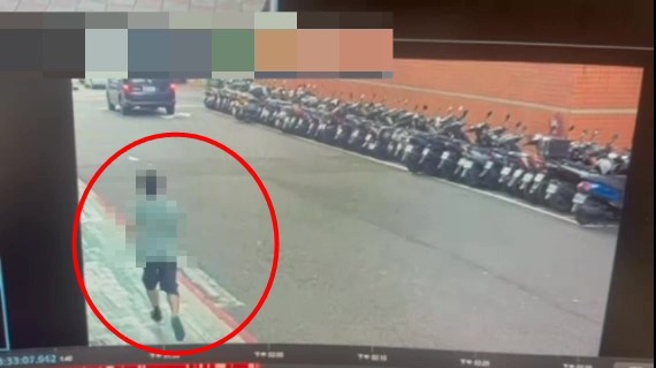 吴姓男子突然伸手触摸被害人胸部后，迅速逃离现场。（图警方提供／简铭柱翻摄）