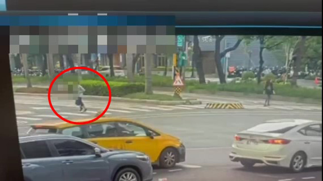 吴姓男子突然伸手触摸被害人胸部后，迅速逃离现场。（图警方提供／简铭柱翻摄）