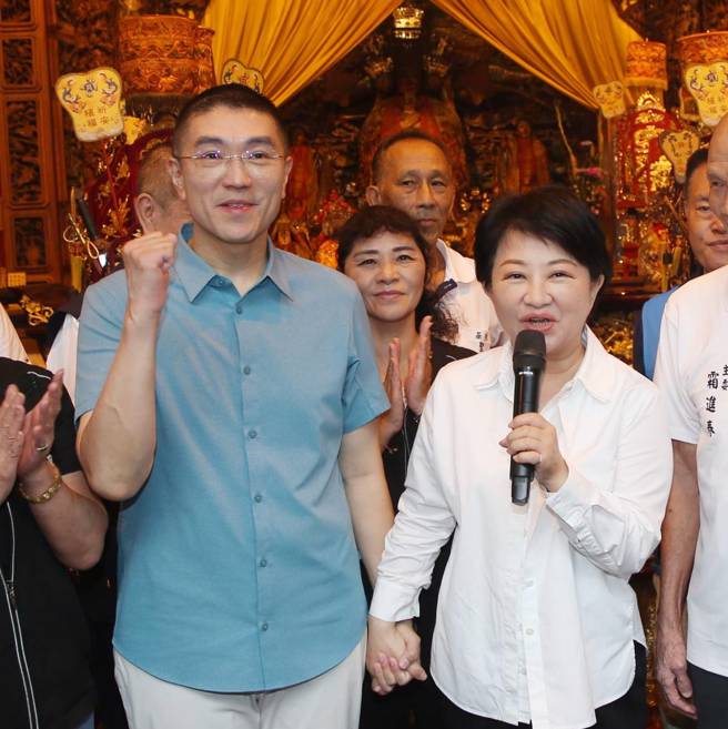 基隆市长谢国梁罢免投票将在10月13日举行，台中市长卢秀燕（前右）24日前往基隆中山区圣安宫合体为谢国梁（前左）造势并参拜祈福，希望大家反对罢免，力挺谢国梁。（赵双杰摄）