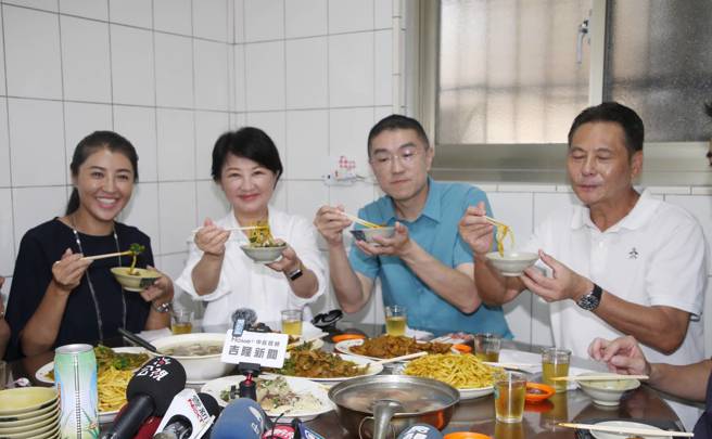 基隆市长谢国梁罢免投票将在10月13日举行，台中市长卢秀燕（左二）和南投县长许淑华（左）以及连江县长王忠铭（右）24日一同在基隆中山区圣安宫合体为谢国梁（右二）造势并参拜祈福，希望大家反对罢免，力挺谢国梁，随后前往附近有名的牛肉炒麵享用在地小吃。（赵双杰摄）