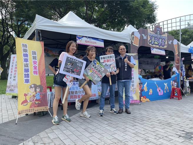 桃园市政府举办「桃园啤酒节」系列活动，23至24日在艺文展演中心户外广场及8月31日在桃园酒厂隆重登场，今日下午4点开始的活动，除邀集滷味、甜点美食、精酿啤酒等上百家特色业者进驻，现场将抽出包括机票、电动机车、礼券、福袋等好礼。警方也严阵以待，并在现场设置宣导摊位，呼吁民眾切勿酒驾。（警方提供）