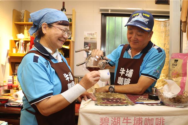 退休後的葉圳傑艦長每周三在碧湖社區牛埔咖啡手沖咖啡供銀髮長輩品嚐。（社會局提供）