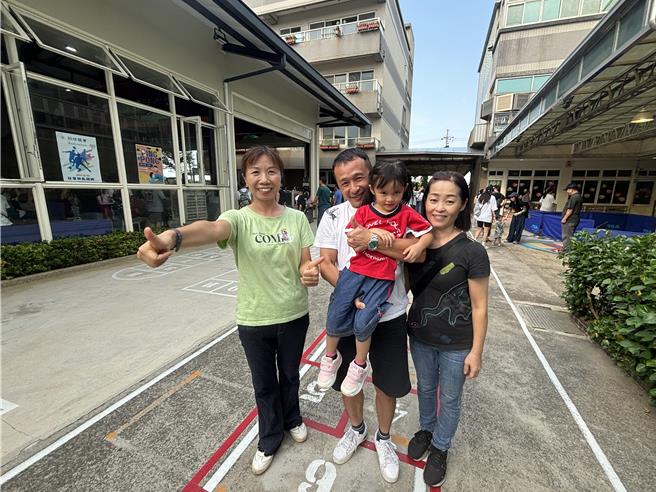 桃园市新奇屋幼儿园于祖父母节举办庆祝活动，希望让年轻世代更乐于接近长者。客语融入闯关活动，让2到6岁的幼儿与爷爷奶奶同乐，并传承祖父母节的精神，让客语文化向下扎根。（廖姮玥摄）