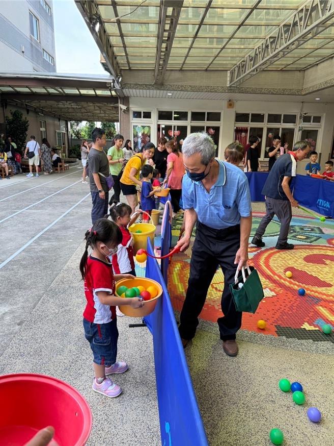 桃园市新奇屋幼儿园于祖父母节举办庆祝活动，希望让年轻世代更乐于接近长者。客语融入闯关活动，让2到6岁的幼儿与爷爷奶奶同乐，并传承祖父母节的精神，让客语文化向下扎根。（廖姮玥摄）