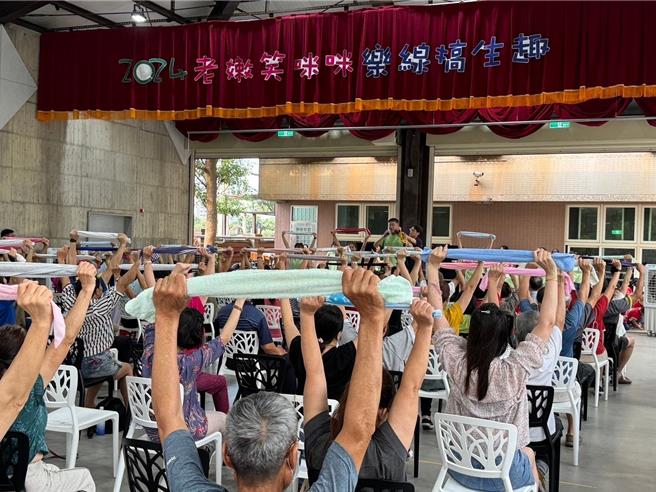 桃园市新奇屋幼儿园于祖父母节举办庆祝活动，希望让年轻世代更乐于接近长者。客语融入闯关活动，让2到6岁的幼儿与爷爷奶奶同乐，并传承祖父母节的精神，让客语文化向下扎根。（廖姮玥摄）