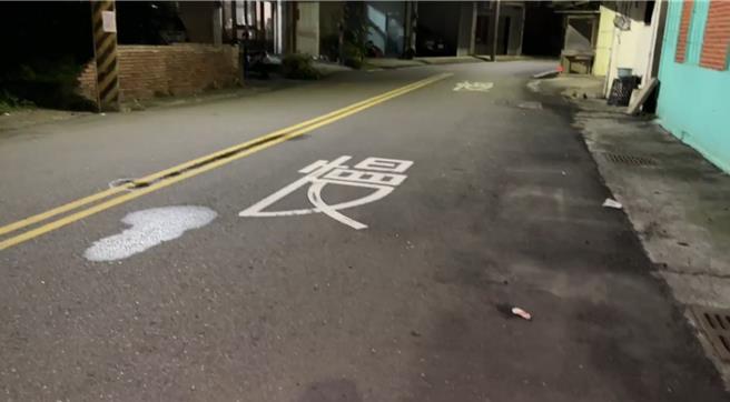 莿桐鄉興桐村23日晚間發生兄弟因分配家產鬧出持刀刺傷事件，馬路上還有血跡。（民眾提供）