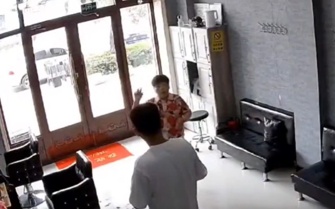 大陆一名老太太，理髮店剪完头髮竟说要去给朋友看，好看才给钱！（图／翻摄微博）