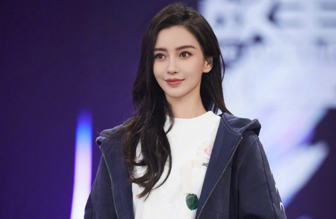 Angelababy帶兒子去香港迪士尼被捕獲。（圖／微博 Angelababy）