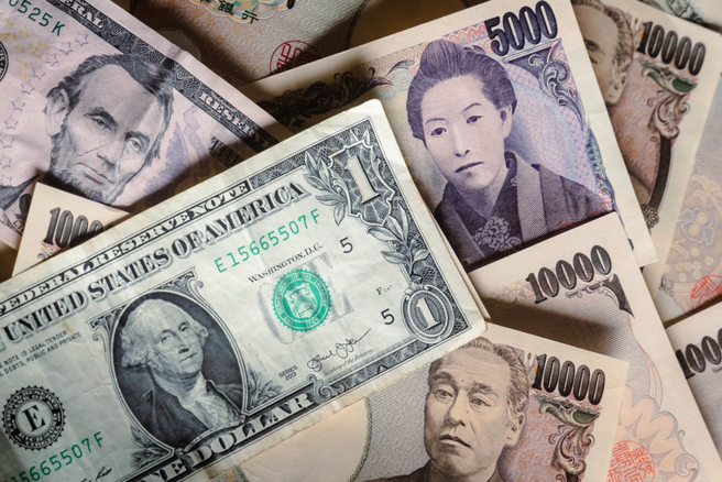 瑞銀財富管理投資總監辦公室預期，日本央行只會在明年第二季升息0.25％，同時預計在美國政策利率於明年9月下調1.75％，以及日本央行溫和收緊政策期間，美元兌日圓將在明年9月升至138。(示意圖/達志影像)