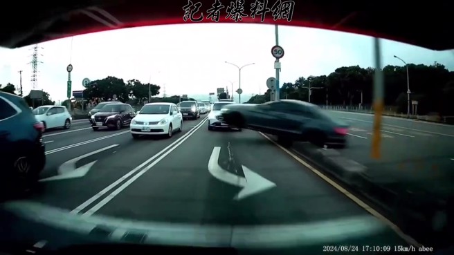 台中市龙井区今天下午5点多发生一起严重车祸。（图／翻摄记者爆料网）