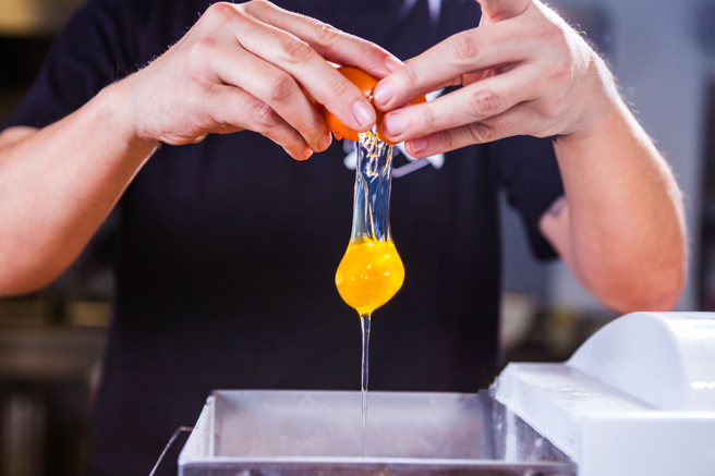 使用鸡蛋料理餐点时，你都怎么打破蛋壳？（示意图：shutterstock／达志）
