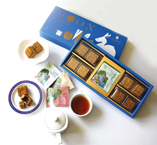 台中港酒店攜手華剛茶業推出「港蘊月圓月餅禮盒」，好餅佐好茶，更能品出絕美滋味。圖／台中港酒店提供