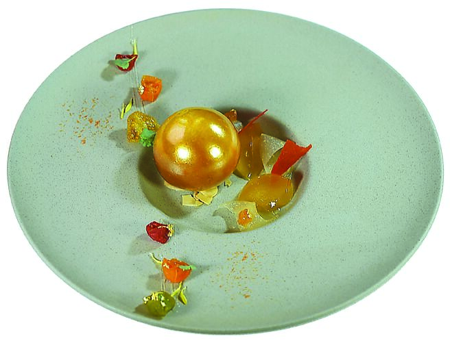 主甜点〈南杏／桂花／彩色番茄〉是以〈糖葫芦〉为概念发想，融合大麦茶、番茄、酸梅汤元素，以经典糖球包覆番茄水果莎莎制成的内馅，搭配夏日清凉解渴的酸梅汤雪酪，结合杏仁茶香混入大麦所带来的浓郁气息呈现。图／姚舜