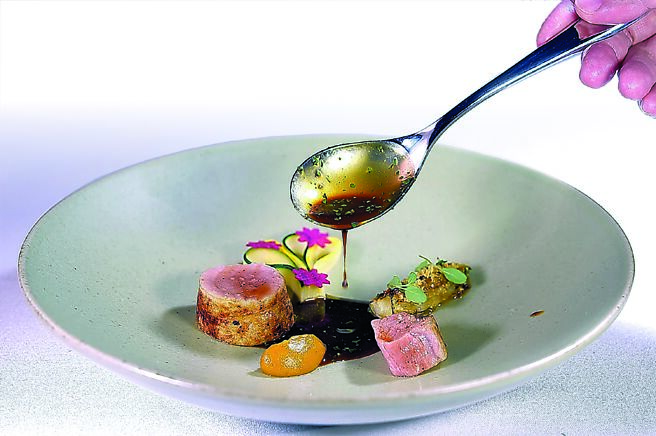 〈云林究好猪／里昂酱汁／百香果〉的提味酱汁，是用洋葱、百香果、培根、鯷鱼、芥末、白酒、醋、肉汁制成的法式传统「里昂酱」（Sauce Lyonnais）。图／姚舜