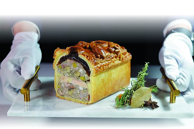 法式经典〈皇家肉冻派／鸭肝／杏桃〉是〈SENS〉餐厅招牌菜，主厨将伊比利猪与葛玛兰黑猪结合数种特制香料调配腌渍后，与开心果、蘑菇、鸭肝层层堆迭烘烤，搭配上澄清鸡汤冻与杏桃蜜酱，咸甜层次分明。图／姚舜