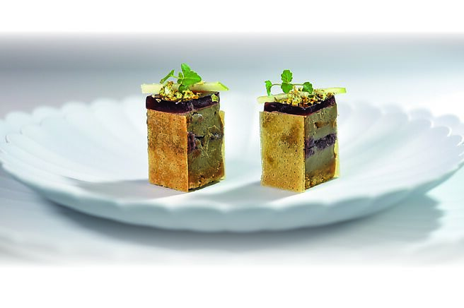 〈SENS〉夏秋套餐开胃小点〈竹地鸡肝／红酒洋葱／青苹果〉，创作概念是将法式经典LiverParfait与欧培拉蛋糕结合。图／姚舜