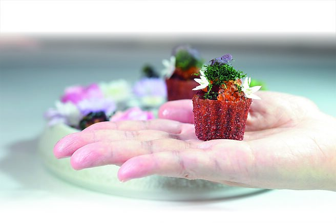 〈冷泉鳟鱼／盐烤甜菜根／梅尔柠〉外层以甜菜根制成的脆壳，内馅有阳明山烟熏鳟鱼，以屏东梅尔柠檬酱与辣根奶油酱调味的盐烤甜菜根，点缀炸紫苏叶，法国鳟鱼卵，口感风味层次丰富。图／姚舜