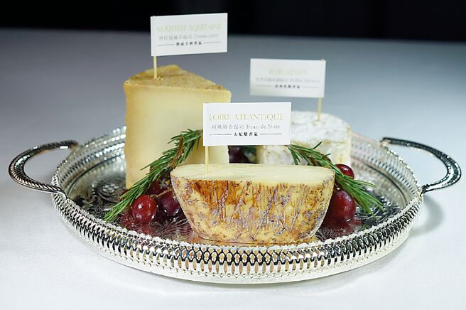比照法式正统〈SENS〉每季套餐上甜点皆备有〈起司〉，本季是来自法国中部勃根地产区、乳脂清爽的〈布里亚萨瓦兰起司〉，与来自罗亚尔河产区、有太妃糖香气的〈核桃醉香起司〉，以及法国西南部阿基坦产区的〈伊拉堤绵羊起司〉。图／姚舜