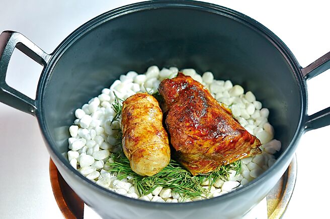 〈SENS〉夏秋套餐主菜〈云林究好猪／里昂酱汁／百香果〉，挑选梅花与菲力（左）两种部位，以煎烤及炭烤手法诠释呈现。图／姚舜