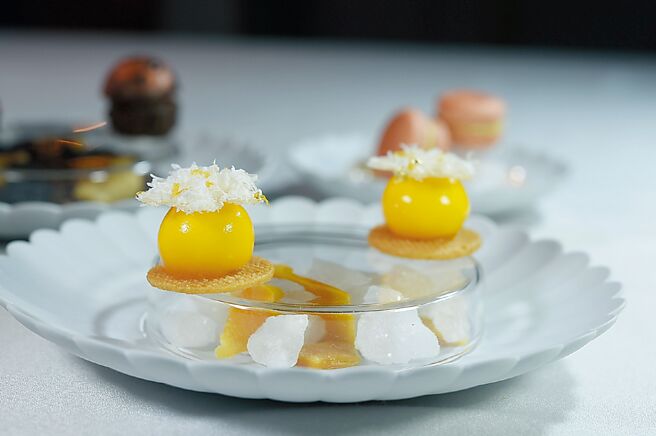 〈SENS〉夏秋套餐饭后茶点〈芒果帕玛森塔〉，是以海盐沙布列、帕玛森糖片、白乳酪慕斯与芒果淋面等元素构成。图／姚舜