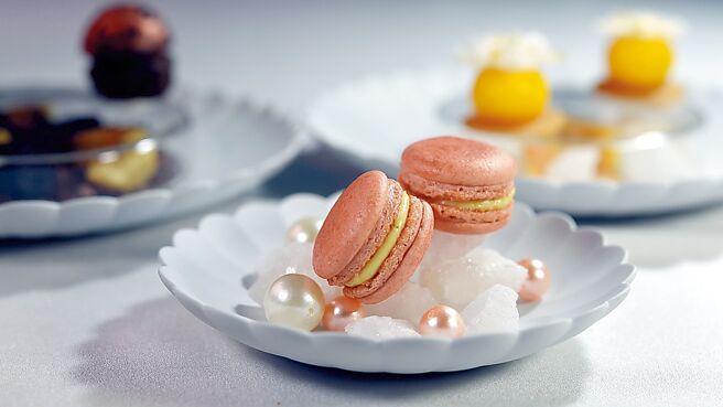 〈SENS〉夏秋套餐饭后茶点〈玫瑰荔枝马卡龙〉，内馅是荔枝布蕾馅与自制玫瑰果酱。图／姚舜