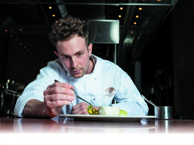 台北文华东方酒店〈Bencotto〉推出全新菜色，义大利主厨艾曼纽．贝尔加莫 （Emanuele Bergamo）以亚洲饮食文化为灵感设计一系列美馔。图／台北文华东方酒店．寒居酒店