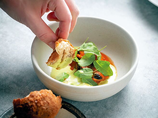 〈Bencotto〉新菜〈炖煮小章鱼、辣味番茄鯷鱼酱、淡菜、巴西里洋芋、山椒粉〉，主厨在菜式设计中增添食趣，宾客可以麵包涂抹盘里的酱汁，感受道地的义大利饮食风情。图／台北文华东方酒店．寒居酒店