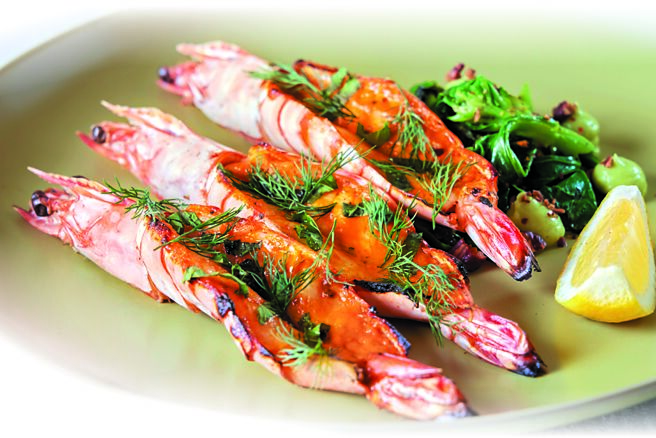 〈BeGood〉新菜〈烤哈里萨辣酱虎虾、芥兰、酪梨〉，将源自北非突尼斯地区的哈里萨酱刷在虎虾肉上并以Josper烤炉300度闷烧二分钟，以辛辣果韵的酱汁为弹牙虎虾增加味蕾层次与提振鲜度。图／台北文华东方酒店．寒居酒店