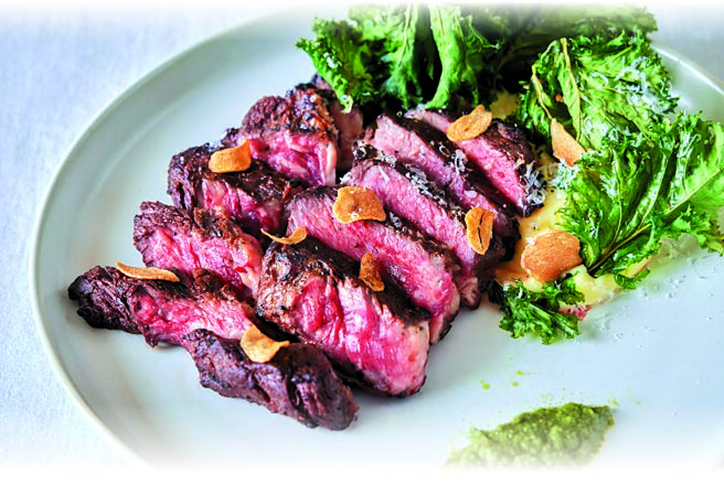 〈BeGood〉新菜〈炭烤美国顶级肋眼、羽衣甘蓝、洋芋泥、莫霍酱〉，选用美国PRIME等级的顶级肋眼经Josper烤炉400度至3分熟，加入源自西班牙外海加那利群岛的莫霍酱，风味酸香的香草酱适合添于肉类料理，解腻首选。图／台北文华东方酒店．寒居酒店