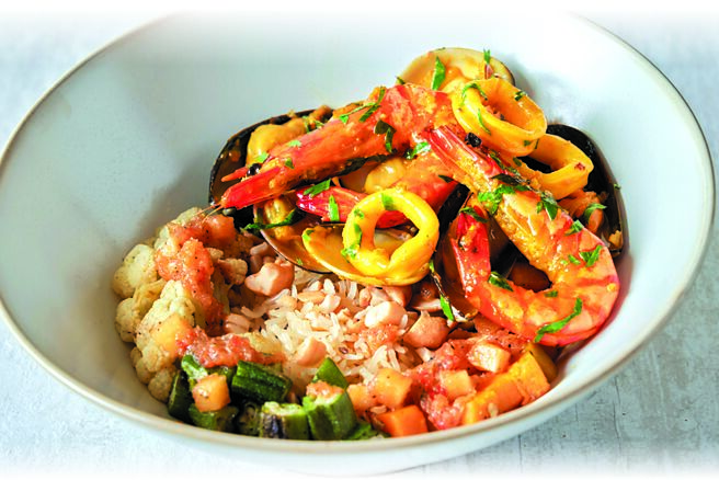 寒居酒店〈BeGood〉餐厅新菜〈印度香米、番红花、季节海鲜、凤梨莎莎酱、腰果〉，印度香米经香料炒制烹煮，将多道海鲜以番红花、茴香头等香料制成的酱汁烩煮入味，搭配综合时蔬、凤梨莎莎酱并洒上些许腰果，以酱汁和果香为料理增色。图／台北文华东方酒店．寒居酒店