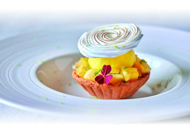 〈BeGood〉甜点〈凤梨、香柠檬、小金桔雪酪〉，将柠檬塔解构重塑，以放有杏仁蛋糕的椰子风味塔饼挤上香水柠檬奶馅，再铺上堆迭凤梨莎莎、金桔雪酪和炙烧蛋白饼，玩转甜点创意巧思。图／台北文华东方酒店．寒居酒店