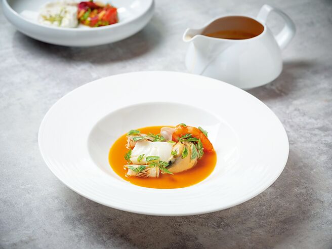 〈Bencotto〉新菜〈传统托斯卡纳海鲜汤、海鲈鱼、蛤蜊、淡菜、透抽、大虾〉，汤底由鱼骨、淡菜、蛤蜊、樱桃番茄、白酒等经炖煮四至五个小时而成，入罗勒与巴西里增添香气，搭配鲜美的海鲈鱼与丰富海洋珍味。图／台北文华东方酒店．寒居酒店
