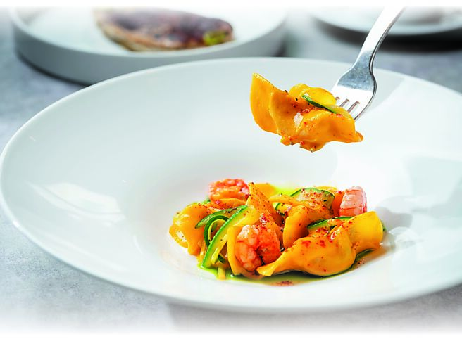 文华东方〈Bencotto〉新菜〈大虾麵饺、栉瓜、辣味黄番茄酱、巴西里〉，创意源自于台式水饺常见的虾肉内馅，其中并添入柠檬皮的清香，将台湾风情以义式风格美味呈现。图／台北文华东方酒店．寒居酒店