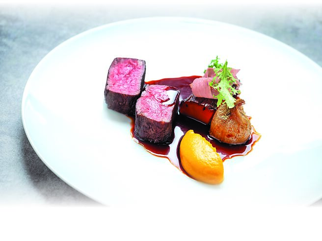 〈Bencotto〉新菜〈碳烤澳洲和牛纽约客、胡萝卜、油封红葱、嫩姜、红酒酱汁〉，选用澳洲和牛的腰脊肉部位，肉质紧实富有弹性。搭以添入姜汁的胡萝卜泥与腌制粉红嫩姜，点亮味蕾并清新解腻。图／台北文华东方酒店．寒居酒店
