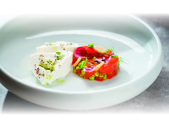 〈Bencotto〉新菜〈在地布拉塔乳酪、番茄、豌豆、雪豆、番茄冷汤〉，选用台湾樱桃番茄添以玫瑰陈酿的白巴萨米克醋制成冷汤，并搭配台湾布拉塔乳酪成菜。图／台北文华东方酒店．寒居酒店