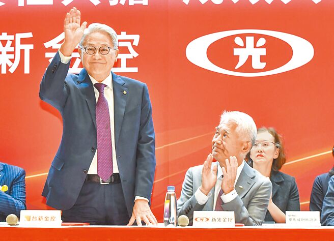 台新金控与新光金控22日宣布经董事会决议通过以换股方式进行合併，台新金控为存续公司，新光金控为消灭公司，合併后将更名为「台新新光金融控股股份有限公司」。台新金控董事长吴东亮（左）与新光金控董事长魏宝生（右）一同出席记者会。（王德为摄）