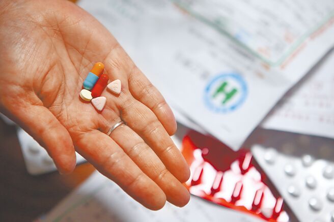 为避免缺药，食药署公告的必要药品，同分组内有国内制造药品，且未超过3项者，属稀缺药证，健保署也将保障药价，也就是当年不调整药价。（邓博仁摄）