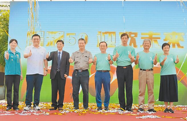 欣欣水泥董事長郭先琛、退輔會副主委傅正誠，23日在嘉義觀光工廠區，啟動50周年慶活動。（廖素慧攝）