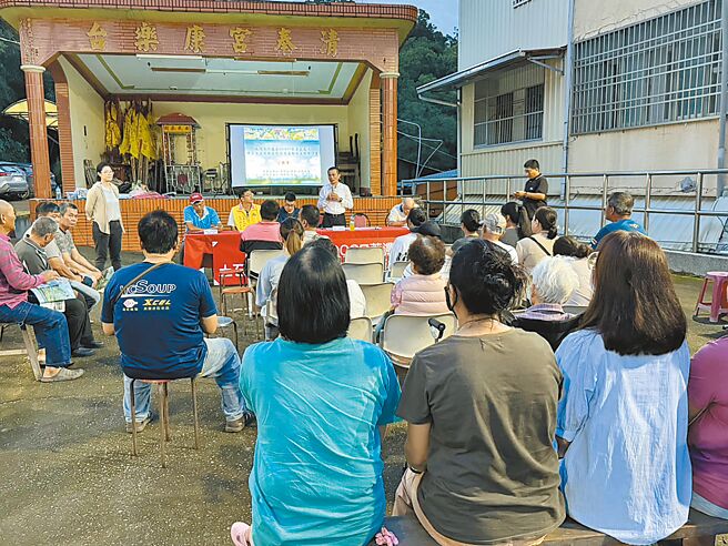 高市六龜區荖濃里頂荖濃土石流潛勢溪流，自莫拉克颱風起至今年凱米颱風，發生多次土石流事件，對當地居民生活造成威脅，日前開公聽會聽取居民意見，圖為水利局主祕張世傑（白衣）向居民說明特定水土保持區。（高市府水利局提供／林雅惠傳真）