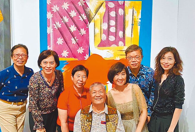 國際級油畫大師梁奕焚（中）因長期低頭作畫導致椎間盤與椎弓退化，經過高雄醫學大學附設中和紀念醫院開刀治療後，成功康復，並將在24日舉辦「童年舊夢─藝起做公益」畫展。（高雄醫學大學提供／楊舒婷高雄傳真）